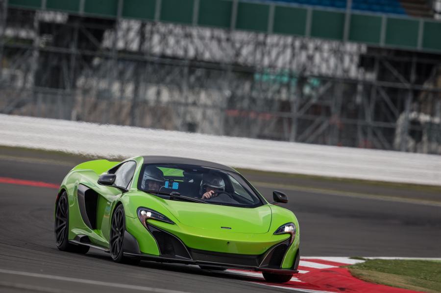  McLaren 675LT 2016 года  (US) (фото 23 из 29)
